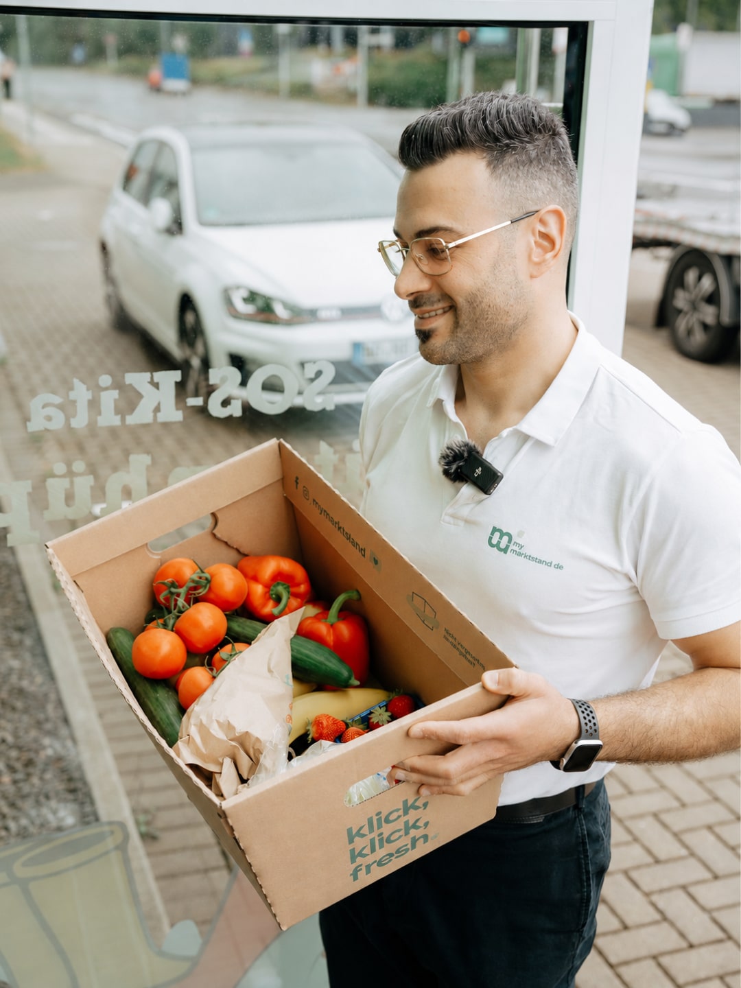 Mitarbeiter mit Obstkorb