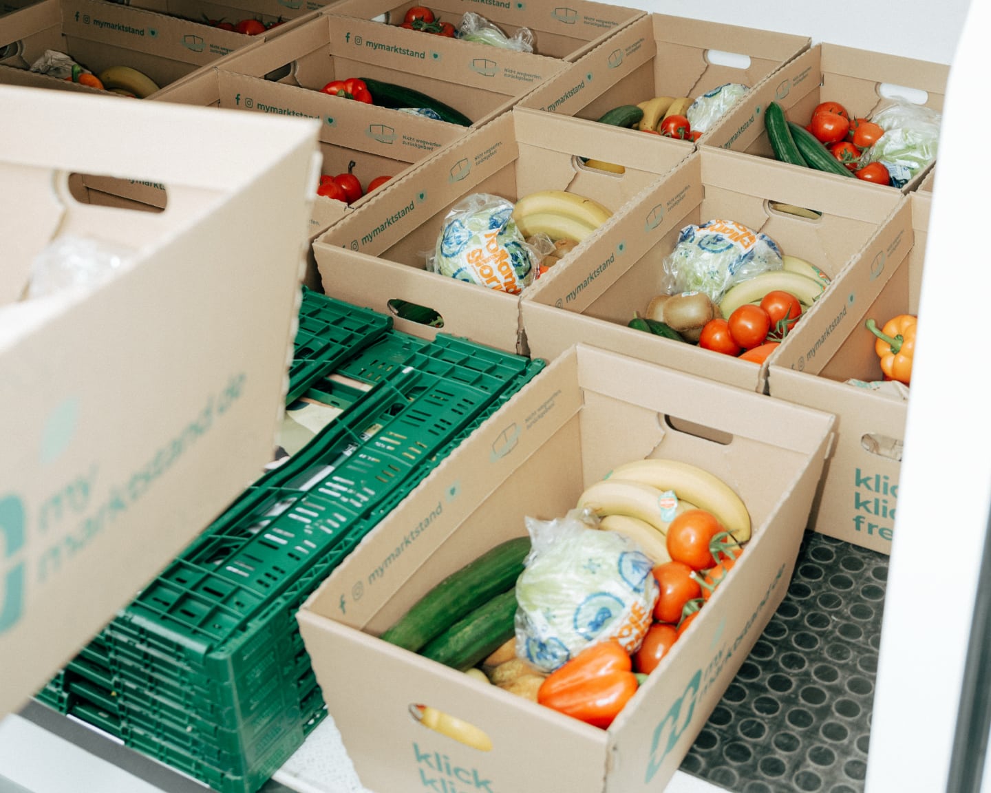 Obstkörbe im Transporter